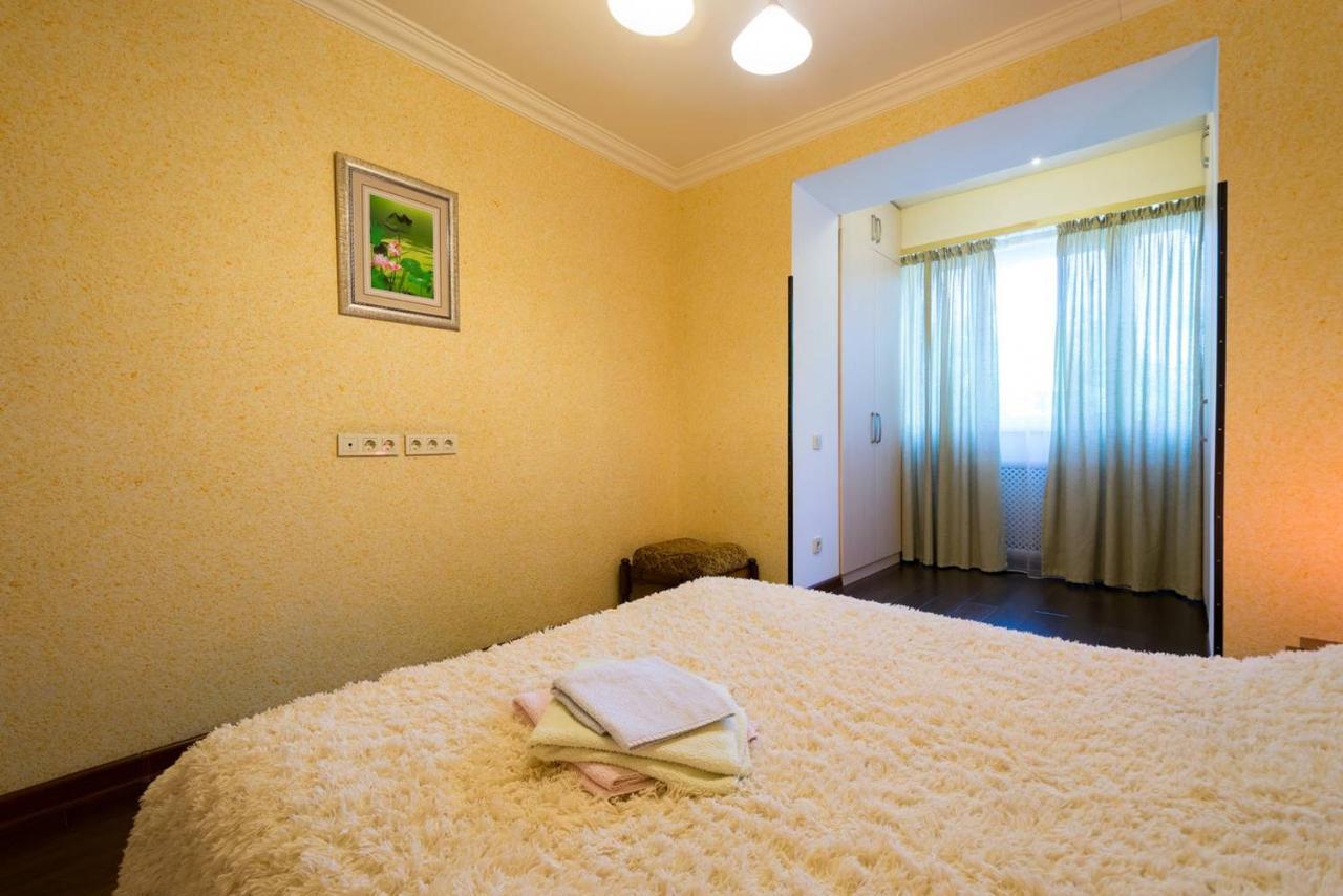 Nadezhda Apartments In Touristic Area, On The Dostyk Avenue 89 Almaty Exterior foto
